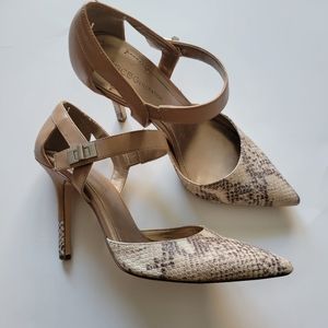 BCBGENERATION CREAM & TAN SNAKE SKIN PATTERN POINTED TOE HEELS